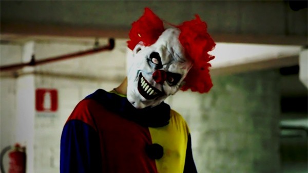 Du học sinh về nước cùng trào lưu hề sát thủ, bị dân làng đuổi đánh rồi tử vong vì giẫm phải mìn - Ảnh 1.