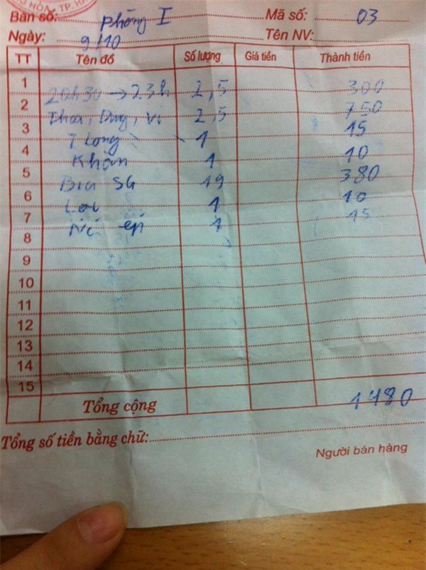 Hoa don karaoke co 'mon la' mang ten 'Thoa, Dung, Vi' khien chi em dien tiet