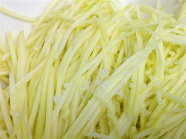 Cach lam nom tai heo xoai xanh gion ngon san sat