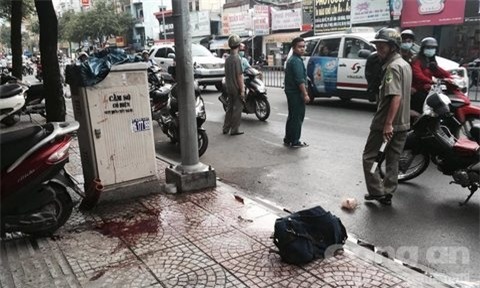 vu chem lia tay tren pho: trong ba lo cua nan nhan cung co ma tau hinh anh 1