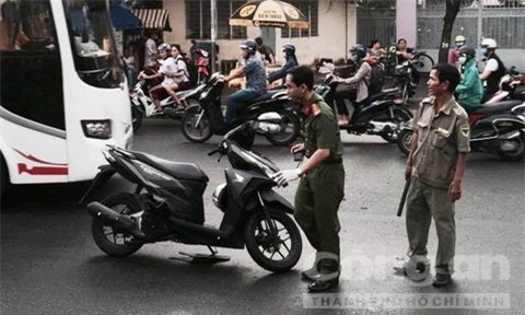 vu chem lia tay tren pho: trong ba lo cua nan nhan cung co ma tau hinh anh 2