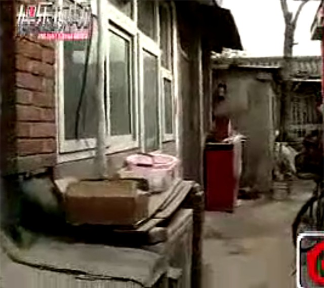 Anh trai Lý Liên Kiệt sống vất vả trong ngôi nhà lụp xụp - Ảnh 1.