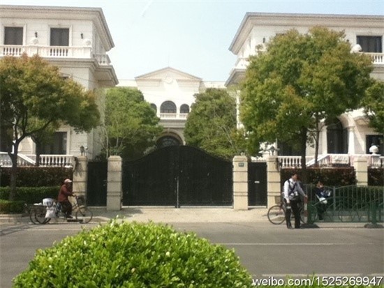 Anh trai Lý Liên Kiệt sống vất vả trong ngôi nhà lụp xụp - Ảnh 2.