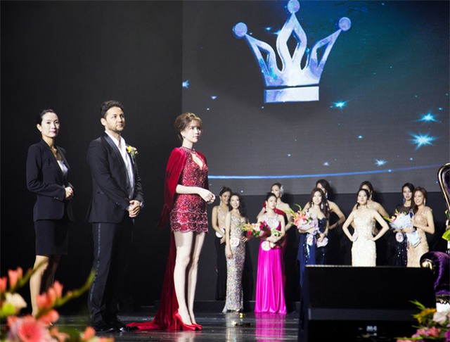 Ngọc Trinh khoe chân trắng nõn, được BTC tặng hoa trên sân khấu Hoa hậu Hàn Quốc 2016 - Ảnh 1.