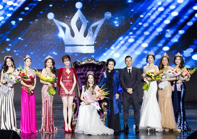 Ngọc Trinh khoe chân trắng nõn, được BTC tặng hoa trên sân khấu Hoa hậu Hàn Quốc 2016 - Ảnh 3.