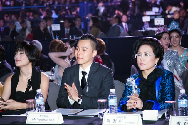 Ngọc Trinh khoe chân trắng nõn, được BTC tặng hoa trên sân khấu Hoa hậu Hàn Quốc 2016 - Ảnh 4.