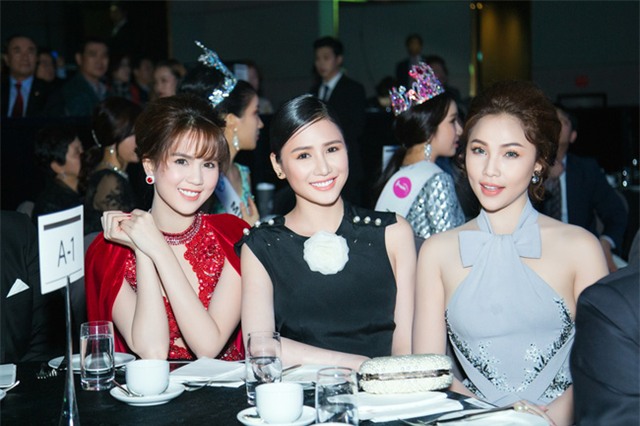 Ngọc Trinh khoe chân trắng nõn, được BTC tặng hoa trên sân khấu Hoa hậu Hàn Quốc 2016 - Ảnh 5.