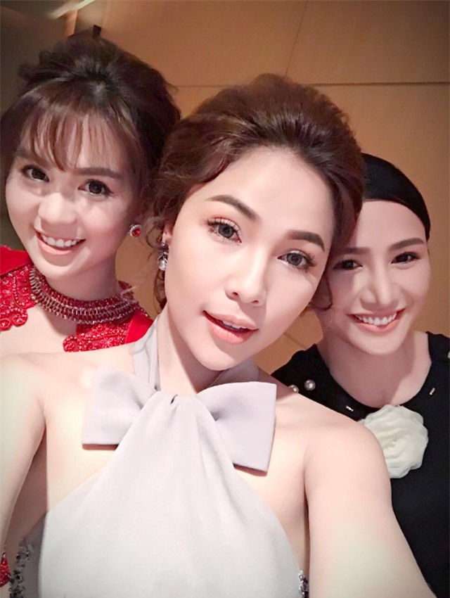 Ngọc Trinh khoe chân trắng nõn, được BTC tặng hoa trên sân khấu Hoa hậu Hàn Quốc 2016 - Ảnh 19.