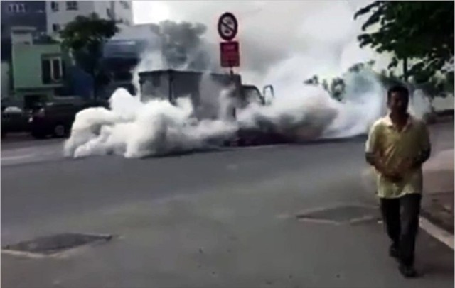 Xe tai boc khoi ngun ngut tren dai lo Pham Van Dong hinh anh 1