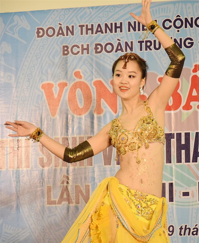 Thu chia sẻ: Em học múa bụng từ lâu rồi vì em yêu thích bộ môn thể thao nữ tính, mềm mại này. Sau một thời gian học với giáo viên thì em thường tự tập theo các video trên mạng.