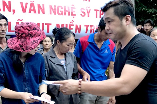 ly-hung-cung-em-gai-ly-huong-ve-quang-binh-cuu-tro-lu-lut-3