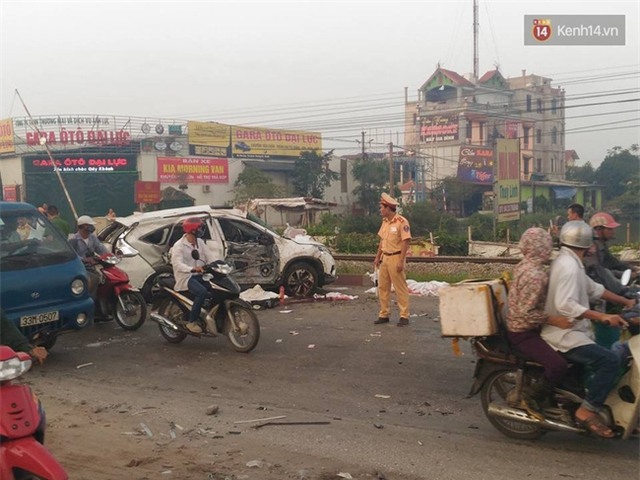 Hà Nội: Tàu hỏa tông trực diện ô tô Honda CRV, 5 người tử vong - Ảnh 1.