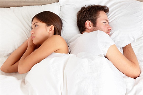 Áp lực kinh tế hay lo lắng về con cái thường khiến đàn ông không hứng thú với chuyện ấy. Ảnh minh họa