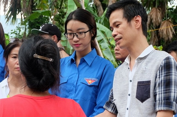 Hoa hậu Mỹ Linh quyên góp từ thiện 0