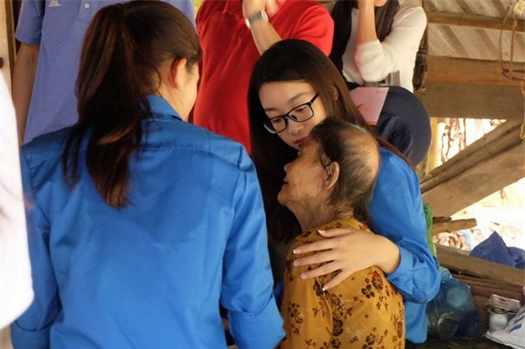 Hoa hậu Mỹ Linh quyên góp từ thiện 5