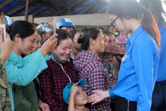 Hoa hậu Mỹ Linh quyên góp từ thiện 4