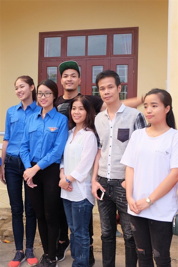 Hoa hậu Mỹ Linh quyên góp từ thiện 1