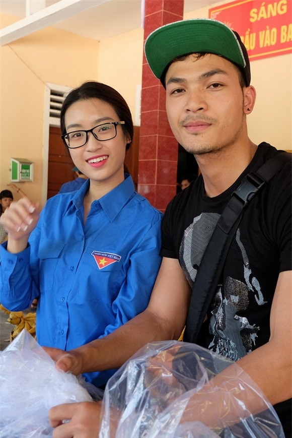 Hoa hậu Mỹ Linh quyên góp từ thiện 7