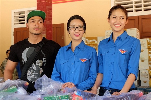 Hoa hậu Mỹ Linh quyên góp từ thiện 5