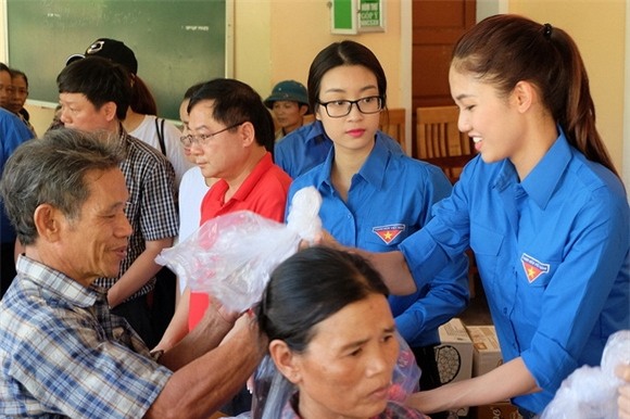 Hoa hậu Mỹ Linh quyên góp từ thiện 4
