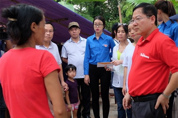 Hoa hậu Mỹ Linh quyên góp từ thiện 1