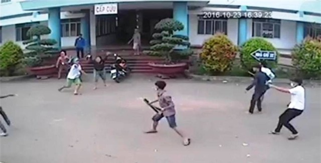 Hai nhóm vác mã tấu rượt chém như phim trong bệnh viện