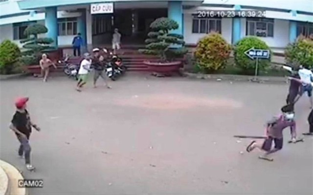 Hai nhóm vác mã tấu rượt chém như phim trong bệnh viện - Ảnh 1.