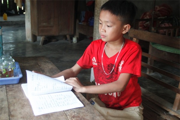 Em Lo Vi Đăng vẫn sợ hãi khi nhắc đến thầy Bình. Ảnh: V.Đồng