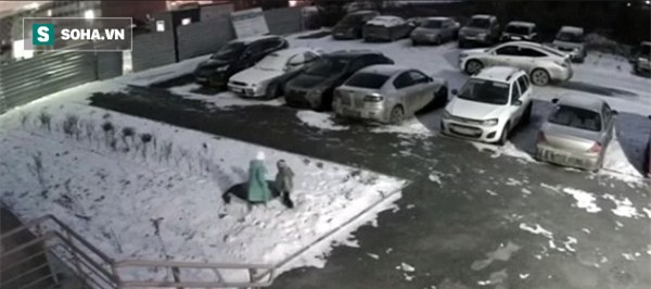 Cha mẹ mải mê buôn dưa lê, con suýt bỏ mạng vì tụt xuống cống - Ảnh 2.