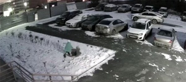 Cha mẹ mải mê buôn dưa lê, con suýt bỏ mạng vì tụt xuống cống - Ảnh 3.