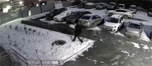 Cha mẹ mải mê buôn dưa lê, con suýt bỏ mạng vì tụt xuống cống - Ảnh 4.