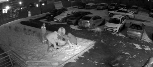 Cha mẹ mải mê buôn dưa lê, con suýt bỏ mạng vì tụt xuống cống - Ảnh 5.