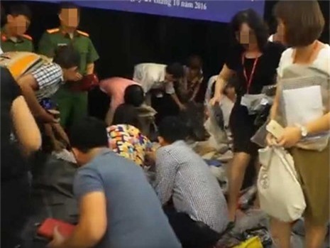 Tiêu hủy hàng giả nhưng… mạnh ai nấy lấy - ảnh 1