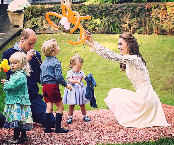 Dien vay trang dep me hon nhu Cong nuong Kate