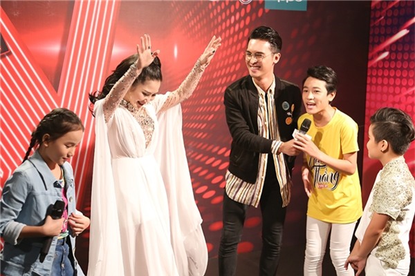 Hương Tràm cũng nhận được nhiều câu hỏi phỏng vấn phía sau hậu trường và phần livestream. - Tin sao Viet - Tin tuc sao Viet - Scandal sao Viet - Tin tuc cua Sao - Tin cua Sao