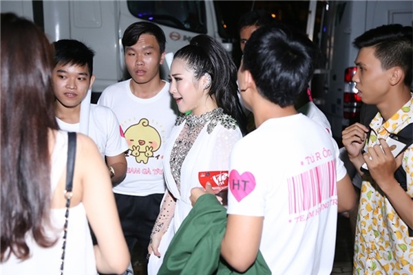 Cô cũng vui vẻ chụp hình cùng người hâm mộ với những khoảnh khắc vô cùng đáng yêu. - Tin sao Viet - Tin tuc sao Viet - Scandal sao Viet - Tin tuc cua Sao - Tin cua Sao