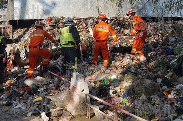 Đỗ xe bên đường đen đủi gặp xe rác lật nhào, tài xế bị mắc kẹt hơn 2 tiếng đồng hồ - Ảnh 1.
