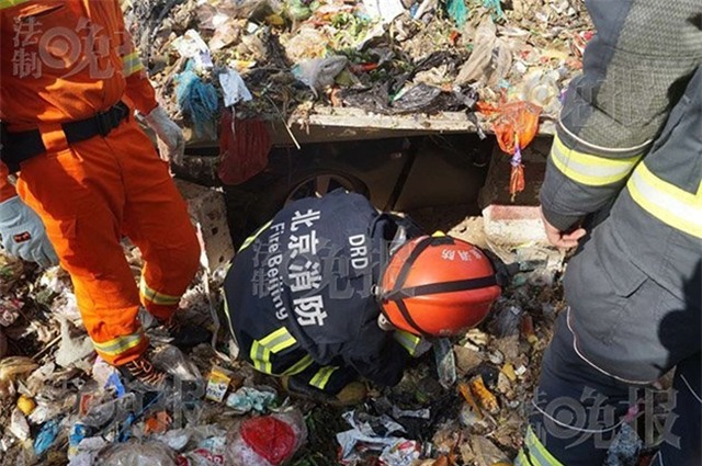 Đỗ xe bên đường đen đủi gặp xe rác lật nhào, tài xế bị mắc kẹt hơn 2 tiếng đồng hồ - Ảnh 2.