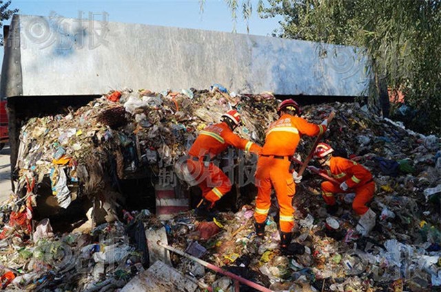 Đỗ xe bên đường đen đủi gặp xe rác lật nhào, tài xế bị mắc kẹt hơn 2 tiếng đồng hồ - Ảnh 4.