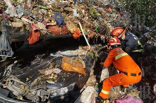 Đỗ xe bên đường đen đủi gặp xe rác lật nhào, tài xế bị mắc kẹt hơn 2 tiếng đồng hồ - Ảnh 5.