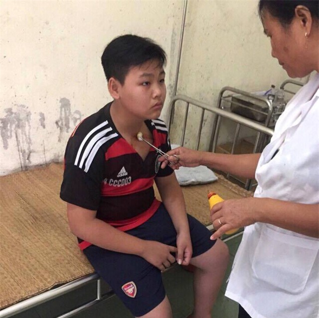 Ngay sau khi bị thầy giáo hành hung, T phải điều đến trạm y tế để điều trị