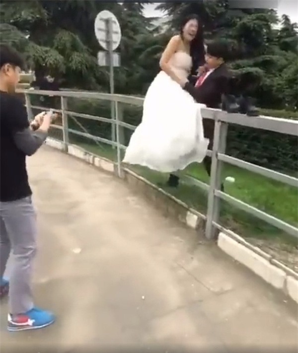 Cô dâu đau điếng