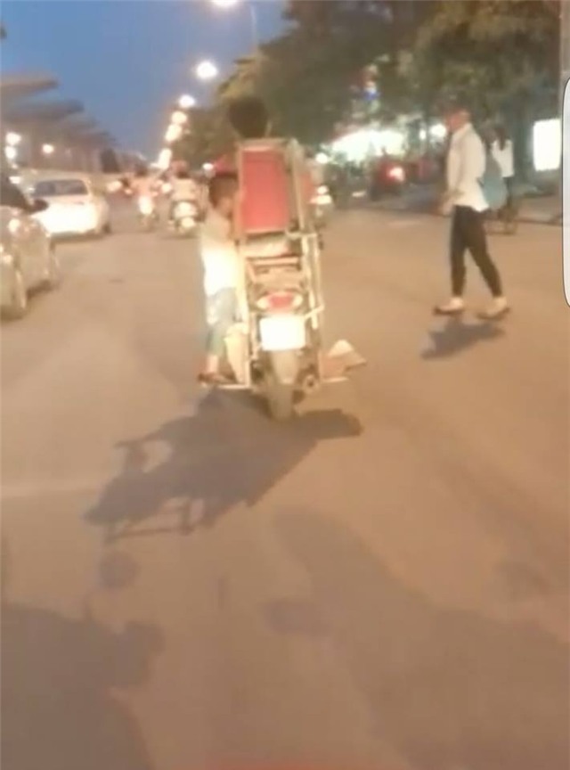 bố chở con, cháu bé, lạnh người, Hà Nội