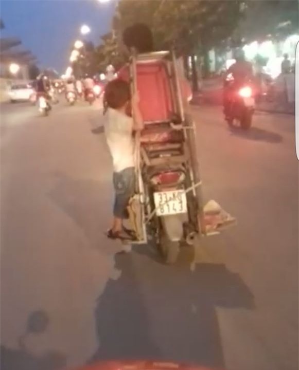 bố chở con, cháu bé, lạnh người, Hà Nội