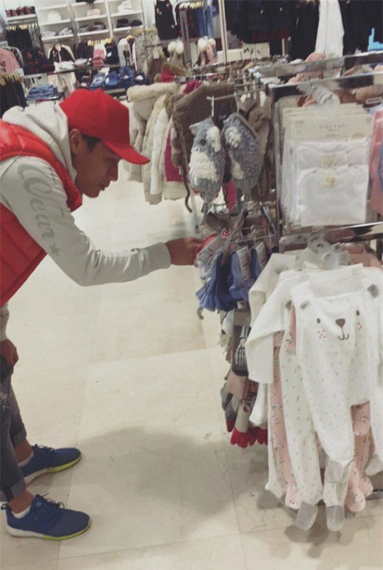 fan-tranh-cai-vi-buc-anh-mac-hong-quan-sam-do-cho-con-trai