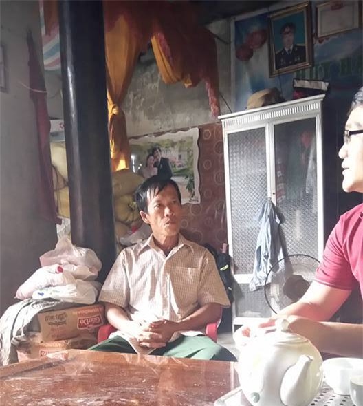 
Ông Lê Văn Luận - Phó thôn Trung Thôn(bên trái) trần tình vụ việc thu lại tiền hỗ trợ của dân

