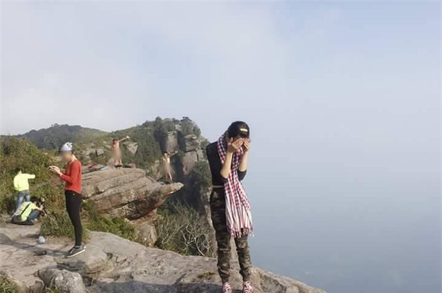 Các nam phượt thủ có sở thích trần truồng check-in trên đỉnh núi khiến phái nữ bức xúc - Ảnh 2.