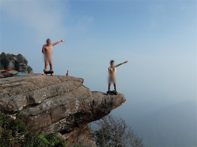 Các nam phượt thủ có sở thích trần truồng check-in trên đỉnh núi khiến phái nữ bức xúc - Ảnh 3.