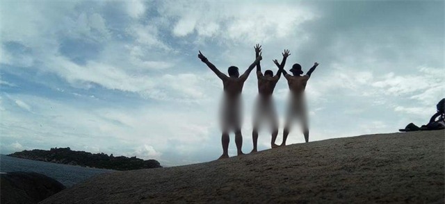 Các nam phượt thủ có sở thích trần truồng check-in trên đỉnh núi khiến phái nữ bức xúc - Ảnh 4.