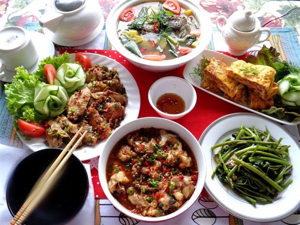 Cô vợ trẻ than vãn vì chồng làm 10 triệu chỉ đưa vợ 3 triệu nhưng đòi ăn toàn đồ ngon